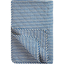 Załaduj obraz do przeglądarki galerii, Kołdra , narzuta w biało niebieskie pasy z wypełniebiem Ib Laursen