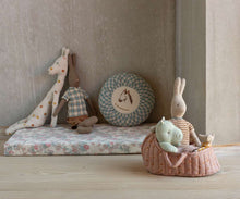 Załaduj obraz do przeglądarki galerii, Nosidełko dla króliczka Rose Maileg