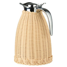 Załaduj obraz do przeglądarki galerii, Termos 1,5-litrowy opleciony warkoczem z polirattanu w kolorze naturalnym Ib Laursen