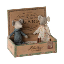 Załaduj obraz do przeglądarki galerii, Maileg - Babcia i dziadek myszka w pudełku po cygarach
