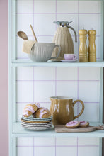 Załaduj obraz do przeglądarki galerii, Termos 1,5-litrowy opleciony warkoczem z polirattanu w kolorze naturalnym Ib Laursen