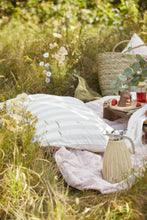 Załaduj obraz do przeglądarki galerii, Termos 1,5-litrowy opleciony warkoczem z polirattanu w kolorze naturalnym Ib Laursen