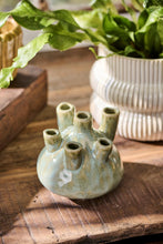 Załaduj obraz do przeglądarki galerii, Wazon z 6 otworami Marina ceramiczny przydymiona zieleń Ib Laursen
