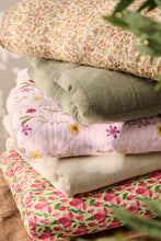 Załaduj obraz do przeglądarki galerii, Kołdra , narzuta jasnoróżowa z kwiatami ogrodowymi z wypełniebiem Ib Laursen