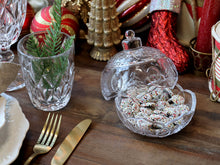 Załaduj obraz do przeglądarki galerii, Szklana bomboniera w kształcie bombki świątecznej retro otwierana Chic Antique