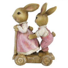 Załaduj obraz do przeglądarki galerii, Figurka wielkanocne króliczki na hulajnodze różowe 11 cm retro Clayre Eef
