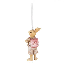 Załaduj obraz do przeglądarki galerii, Ozdoba wiszący królik z plecaczkiem retro różowa 11 cm Clayre Eef
