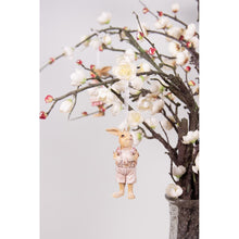 Załaduj obraz do przeglądarki galerii, Ozdoba wiszący królik z plecaczkiem retro różowa 11 cm Clayre Eef
