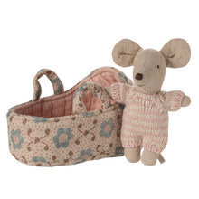 Załaduj obraz do przeglądarki galerii, MAILEG Myszka dzidziuś w nosidełku - BABY in CARRY COT ROSE