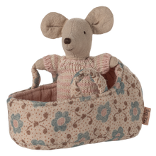 Załaduj obraz do przeglądarki galerii, MAILEG Myszka dzidziuś w nosidełku - BABY in CARRY COT ROSE
