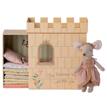 Załaduj obraz do przeglądarki galerii, Maileg Myszka na ziarnku grochu 17cm - PRINCESS ON THE PEA