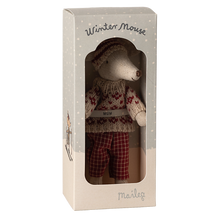 Załaduj obraz do przeglądarki galerii, Myszka narciarka 15cm - Winter Mum Red Maileg