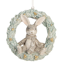 Załaduj obraz do przeglądarki galerii, Zawieszka świąteczny króliczek w wianku 8 cm Clayre Eef