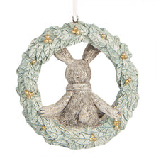 Załaduj obraz do przeglądarki galerii, Zawieszka świąteczny króliczek w wianku 8 cm Clayre Eef