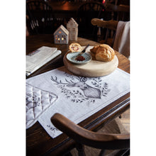 Załaduj obraz do przeglądarki galerii, Obrus bawełniany beżowy renifer 100 x 100 Clayre & Eef