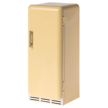 Załaduj obraz do przeglądarki galerii, Maileg - Metalowa lodówka dla myszek 22 cm Yellow Fridge