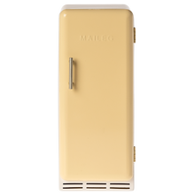Załaduj obraz do przeglądarki galerii, Maileg - Metalowa lodówka dla myszek 22 cm Yellow Fridge