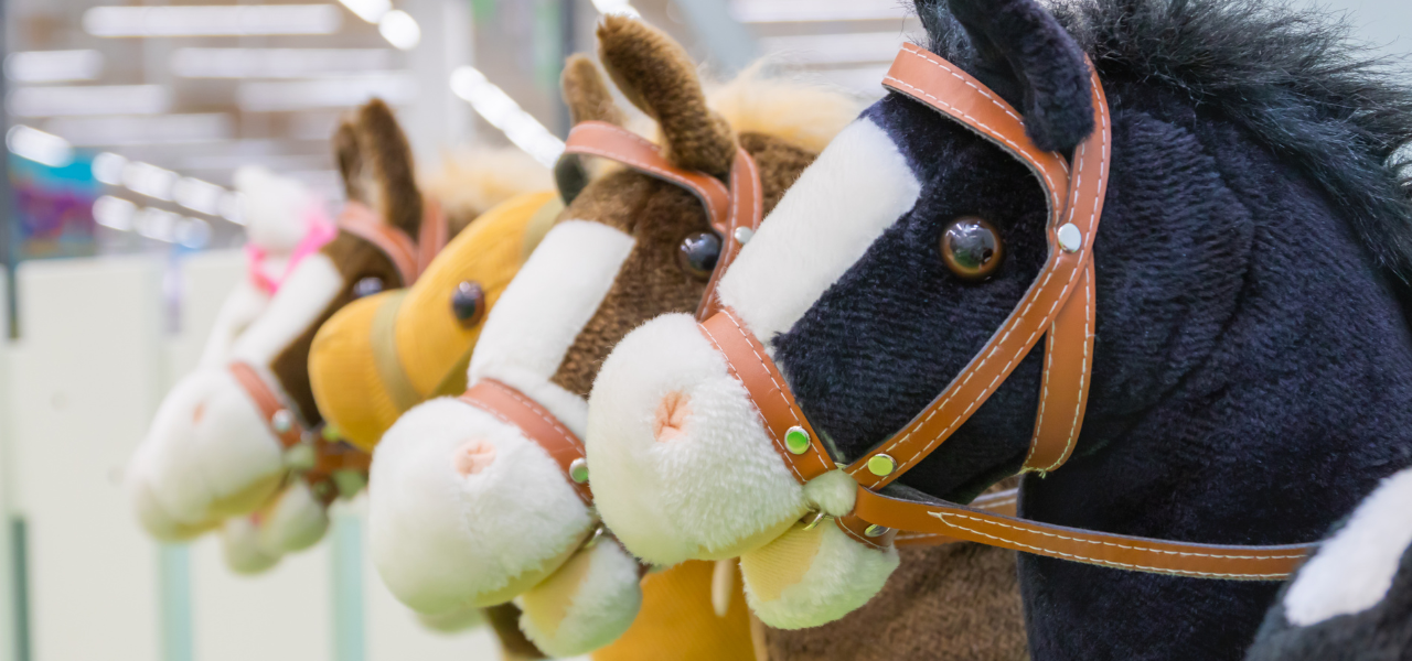 Głowa konia na kiju – klasyczna zabawka w nowoczesnym wydaniu