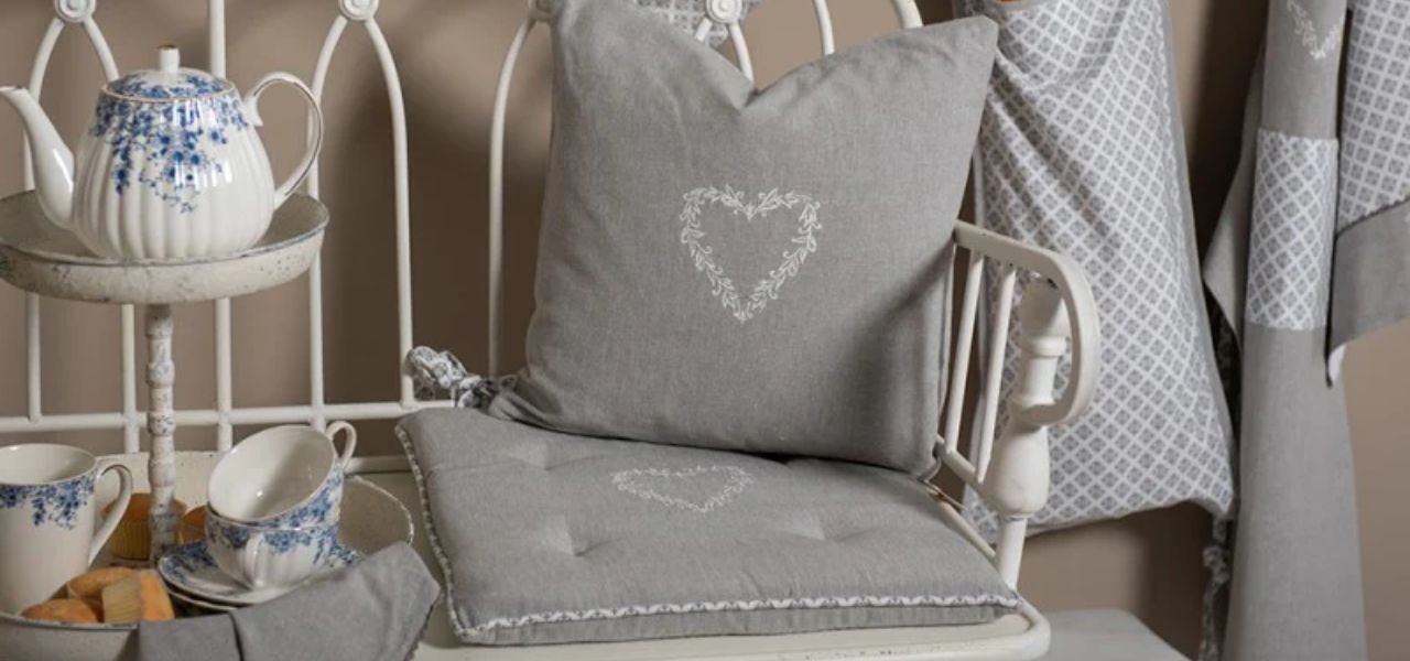 Poduszka na krzesło – detal, który może wiele zmienić