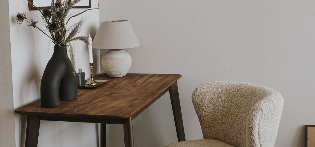 Postarzane i przecierane meble do salonu – jak wybrać, z czym łączyć i jak stworzyć wnętrze w stylu vintage?