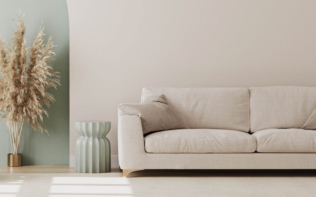 Pusta ściana w salonie – 5 pomysłów na jej aranżację