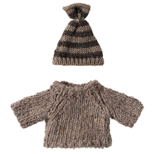 Załaduj obraz do przeglądarki galerii, Ubranko dla myszki 13 cm - Big Brother Sweater and hat Maileg
