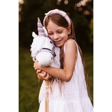 Załaduj obraz do przeglądarki galerii, Róg i kantar jednorożca do Hobby Horse, różowy by Astrup
