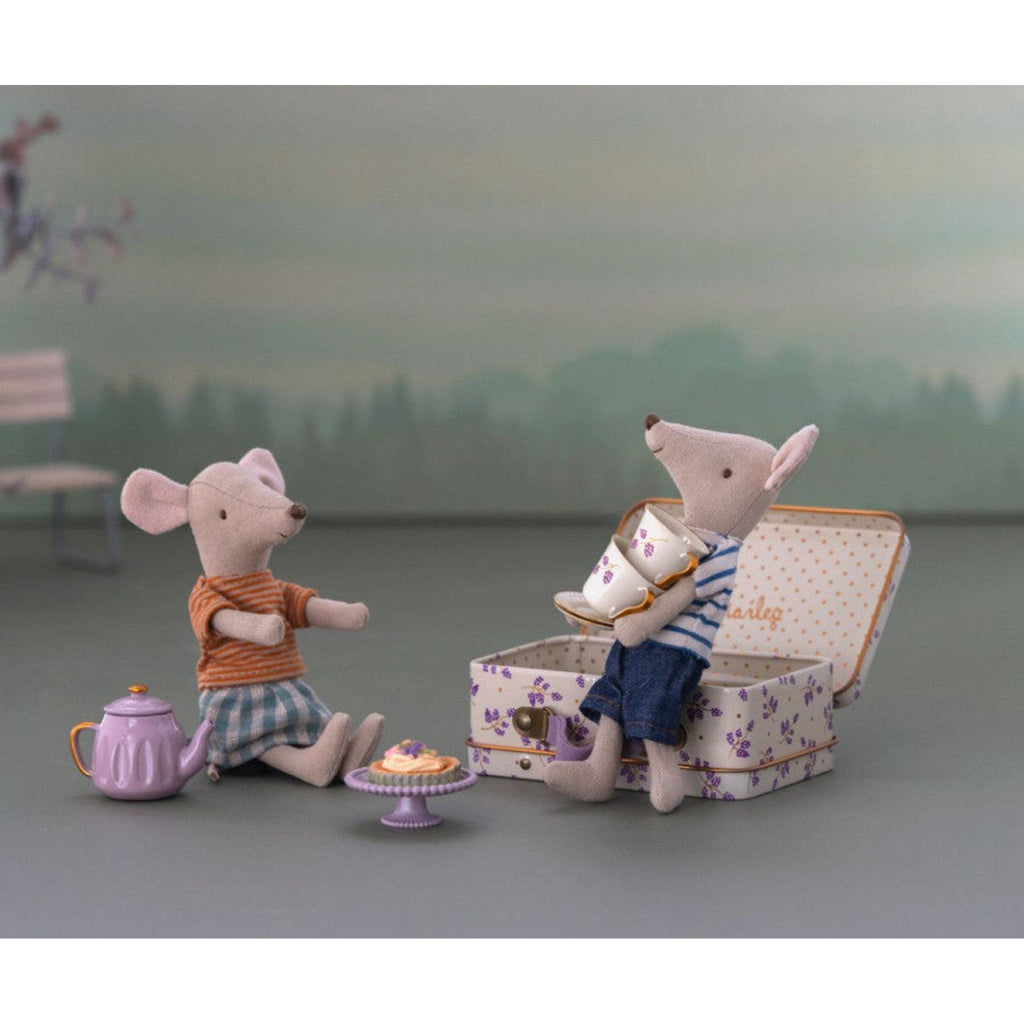 Maileg - zestw do herbaty dla myszek w walizce Afternoon treat, Mouse - Purple madelaine