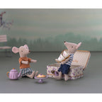 Maileg - zestw do herbaty dla myszek w walizce Afternoon treat, Mouse - Purple madelaine