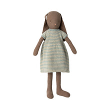 Załaduj obraz do przeglądarki galerii, Maileg Króliczek w wełnianej sukience  50 cm - Bunny size 4, Brown - Knitted dress
