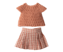 Załaduj obraz do przeglądarki galerii, Ubranko królika - Knitted shirt and skirt, Size 3
