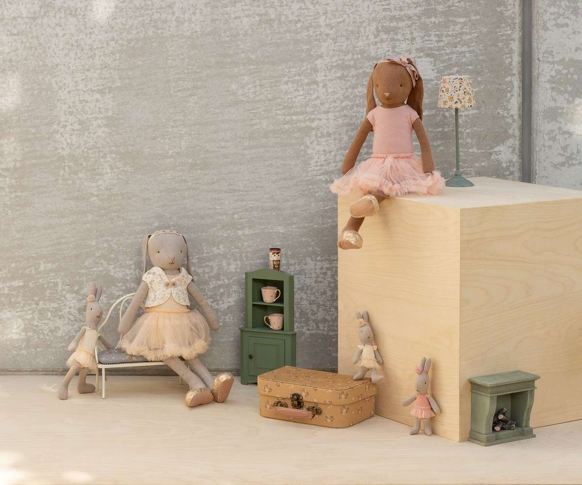 Króliczek rozmiar 3, Czekoladowy brąz - Strój baletowy i spódnica różowa Maileg