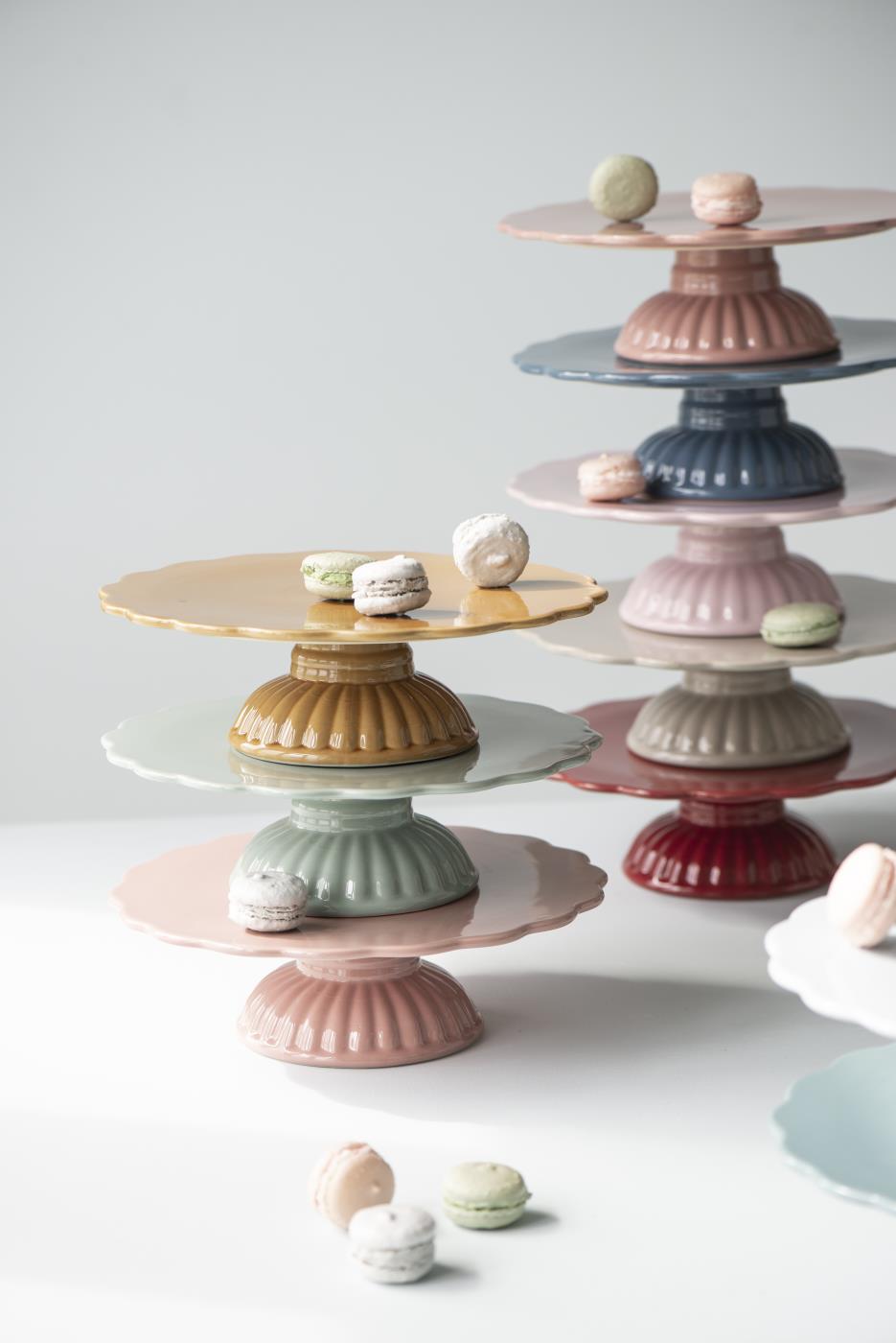 Talerz ceramiczny na nodze Mynte na ciasto Coral  Ib Laursen