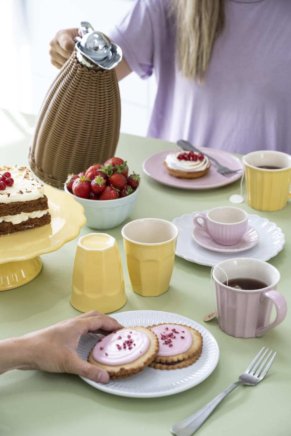 Talerz ceramiczny na nodze Mynte żółty na ciasto Lemonade Ib Laursen