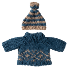 Załaduj obraz do przeglądarki galerii, Ubranko dla myszki 15 cm - Dad Sweater and hat Maileg
