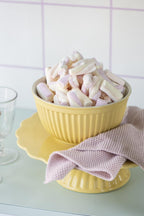 Talerz ceramiczny na nodze Mynte żółty na ciasto Lemonade Ib Laursen