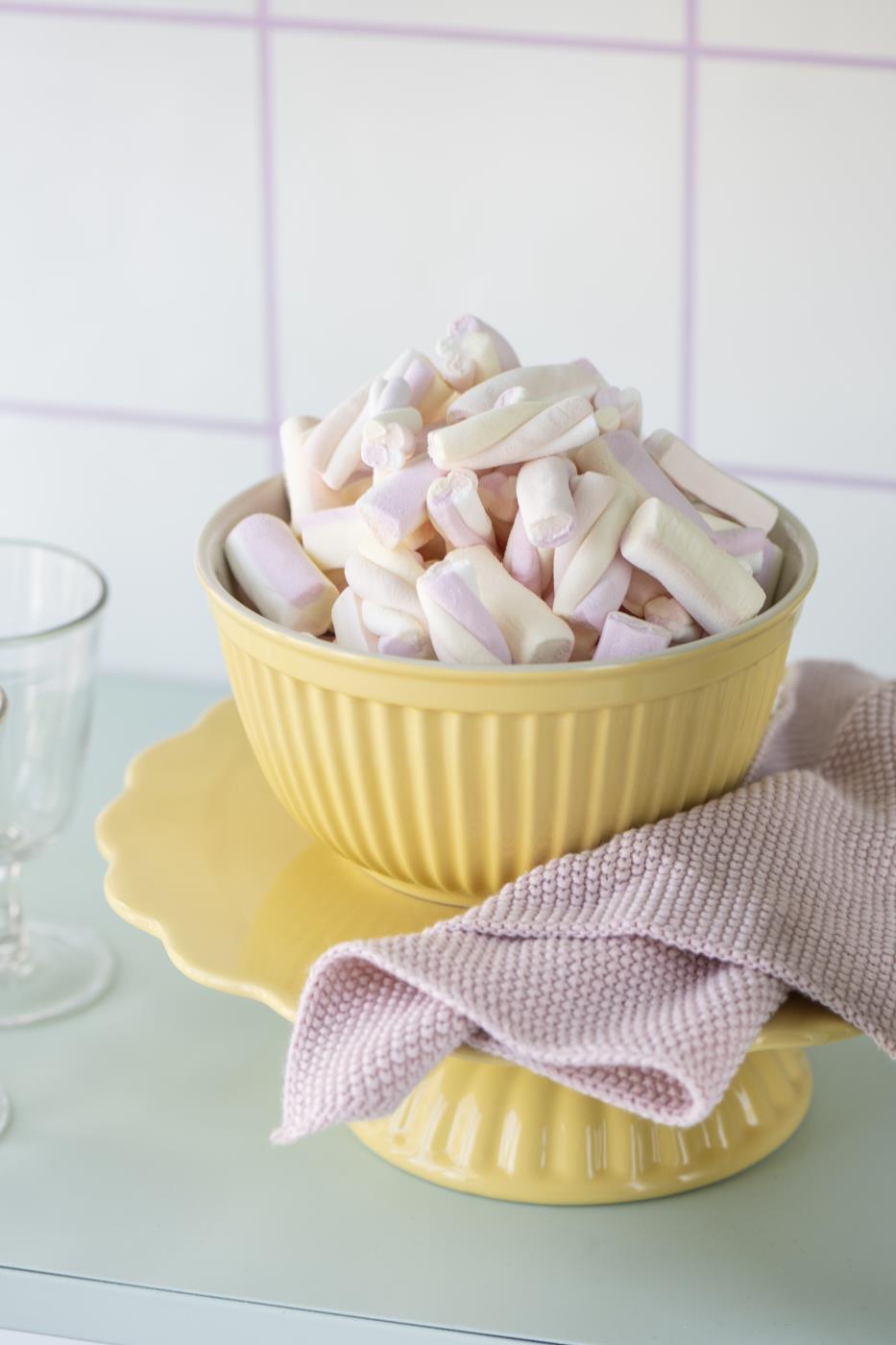 Talerz ceramiczny na nodze Mynte żółty na ciasto Lemonade Ib Laursen