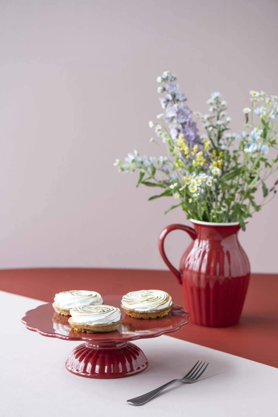 Talerz ceramiczny na nodze Mynte czerony na ciasto Strawberry Ib Laursen