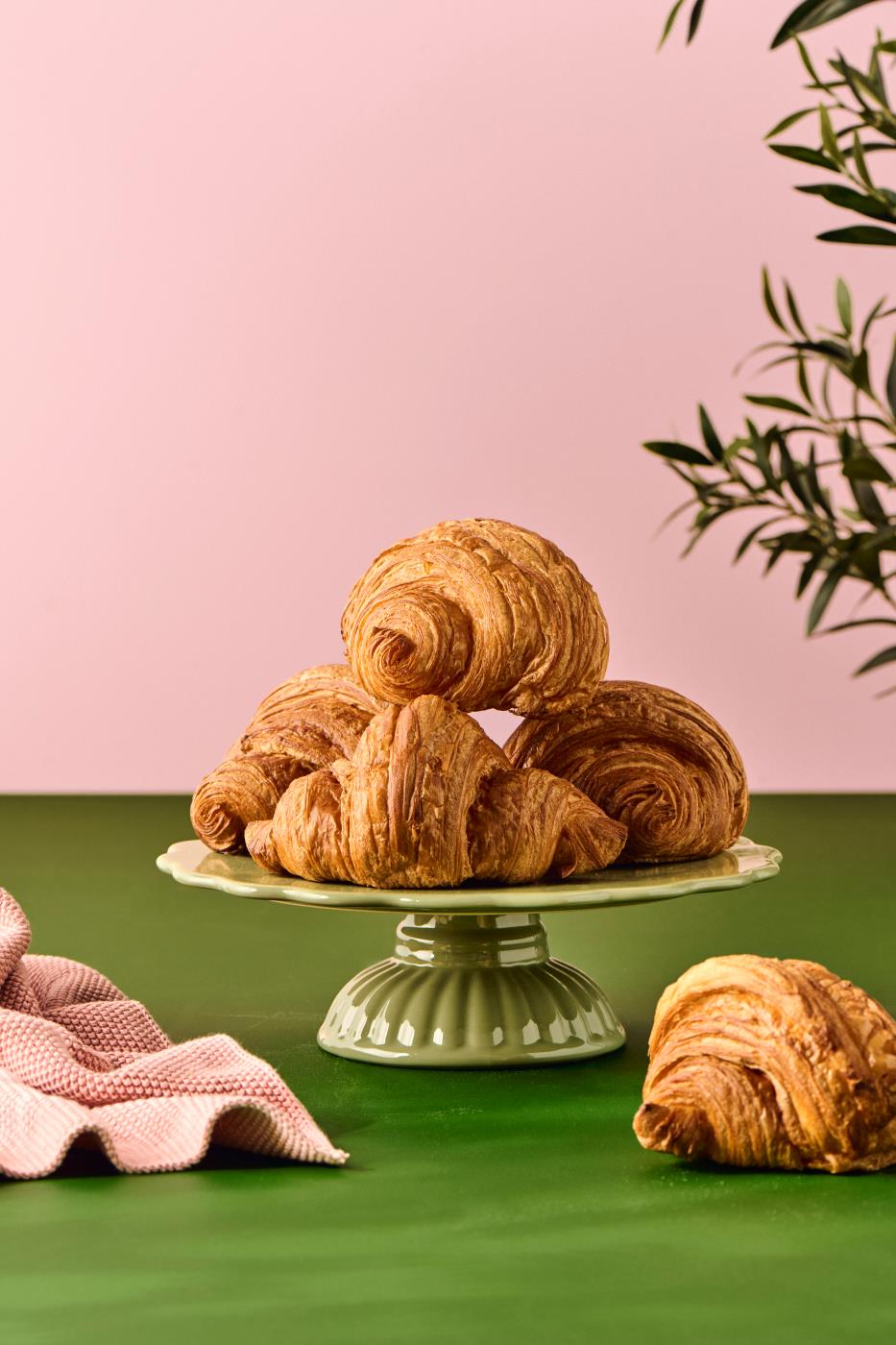 Talerz ceramiczny na nodze Mynte zielony na ciasto Wasabi Ib Laursen