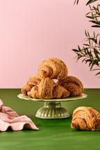 Talerz ceramiczny na nodze Mynte zielony na ciasto Wasabi Ib Laursen