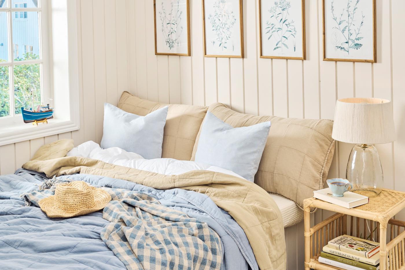 Lampa stołowa Sea z szklaną podstawą i kremowym kloszem z juty Ib Laursen