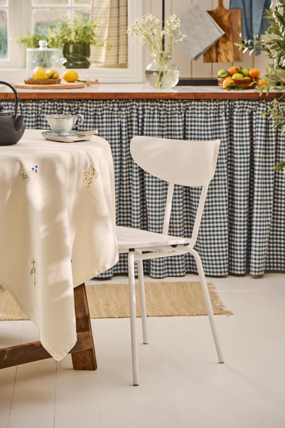 Obrus Flora kwadratowy z stokrotkami, chabrami i jaskrami kremowy 150 x 250 Ib Laursen