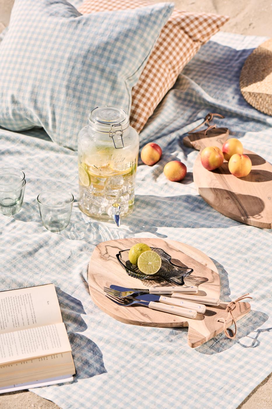 Deska do krojenia ze skórzanym sznurkiem okrągła ryba drewno akacjowe Ib Laursen