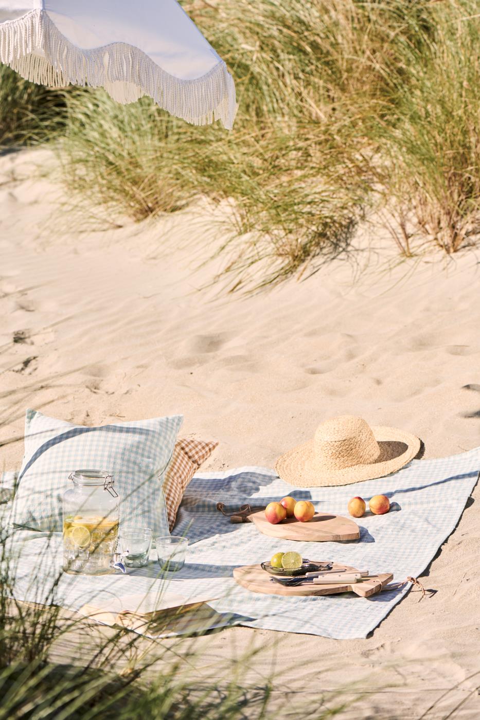 Deska do krojenia ze skórzanym sznurkiem okrągła ryba drewno akacjowe Ib Laursen