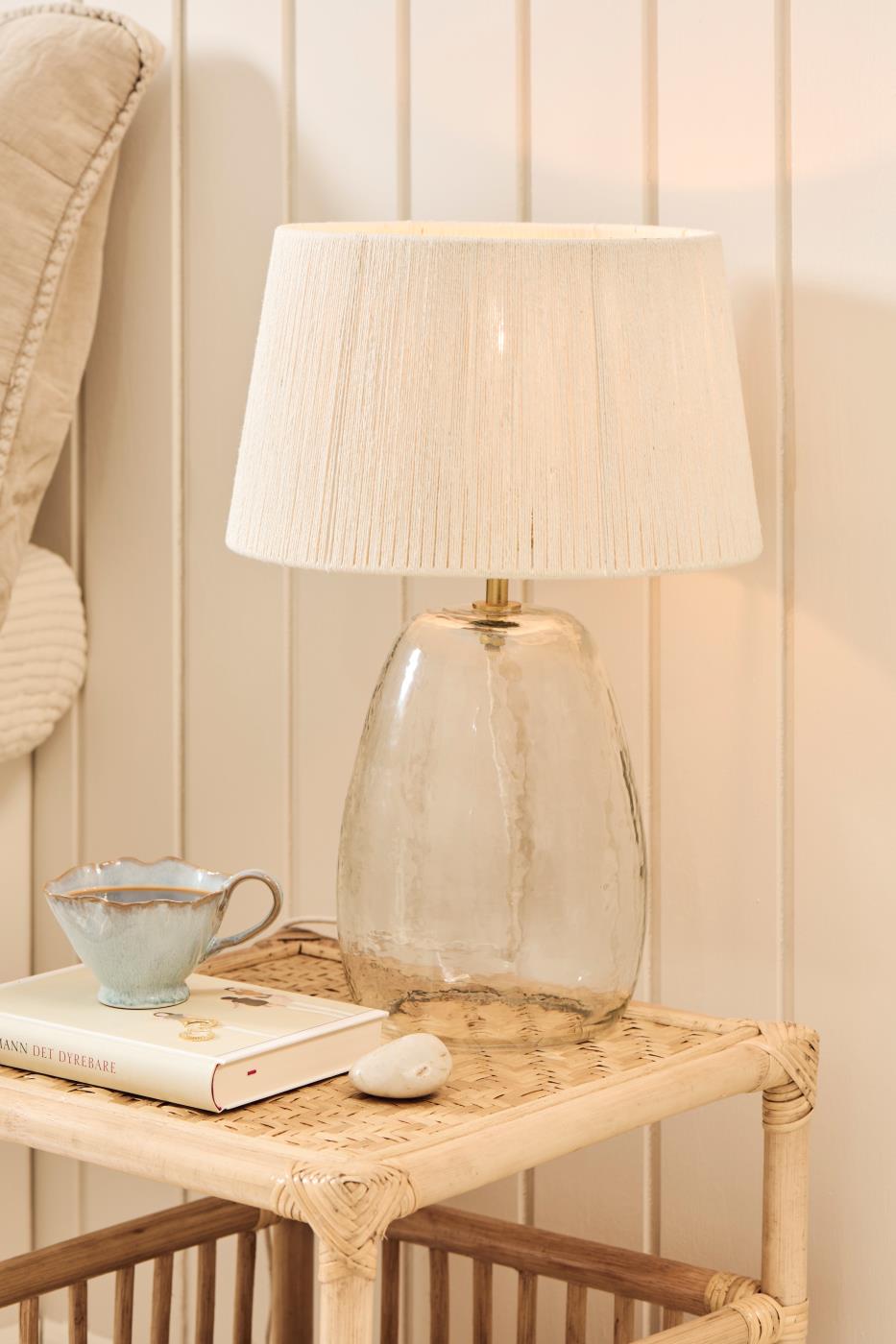 Lampa stołowa Sea z szklaną podstawą i kremowym kloszem z juty Ib Laursen