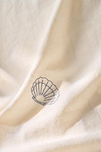 Obrus Atlantis kwadratowy z homarami, krabami i muszlami krem 150 x 150  Ib Laursen