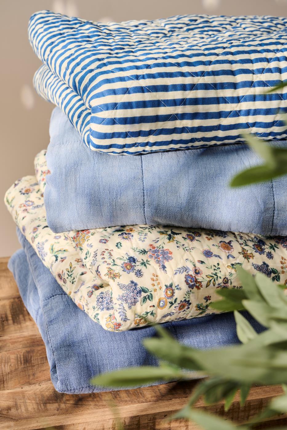 Kołdra , narzuta z fioletowymi kwiatami z wypełniebiem Ib Laursen