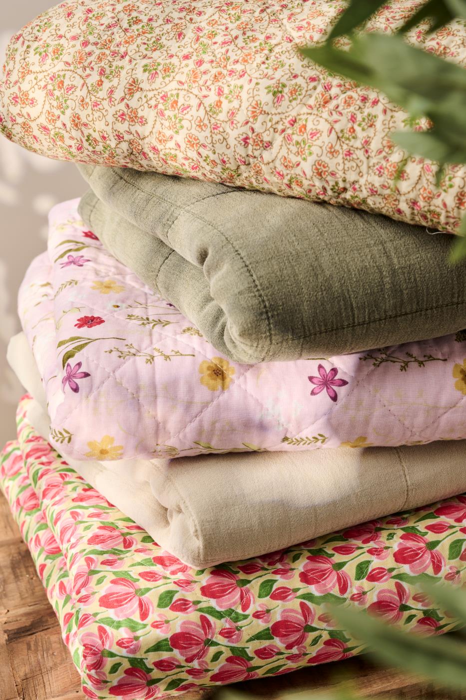 Kołdra , narzuta jasnoróżowa z kwiatami ogrodowymi z wypełniebiem Ib Laursen