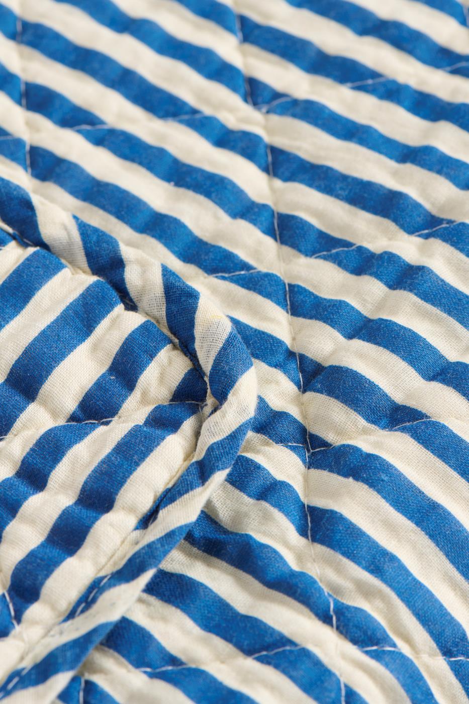 Kołdra , narzuta w biało niebieskie pasy z wypełniebiem Ib Laursen