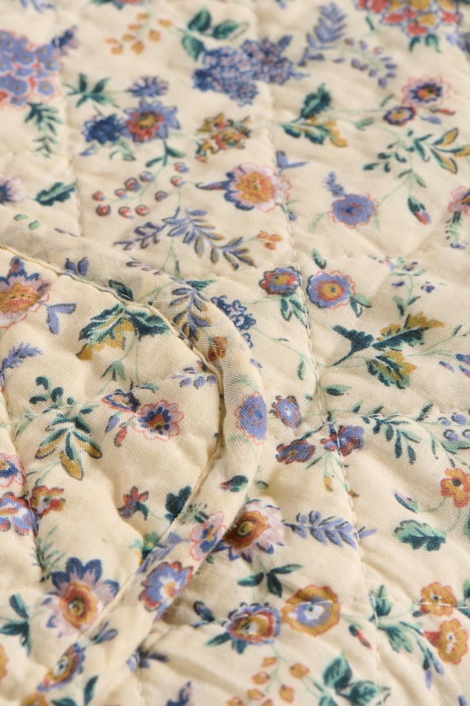 Kołdra , narzuta z fioletowymi kwiatami z wypełniebiem Ib Laursen